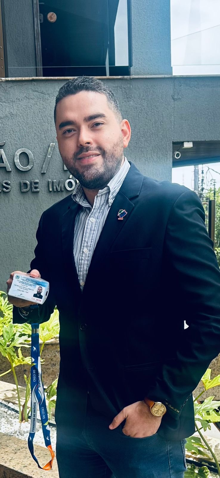 Mauricio Domingues na sede do CRECI-MS com a carteira profissional de corretor de imóveis