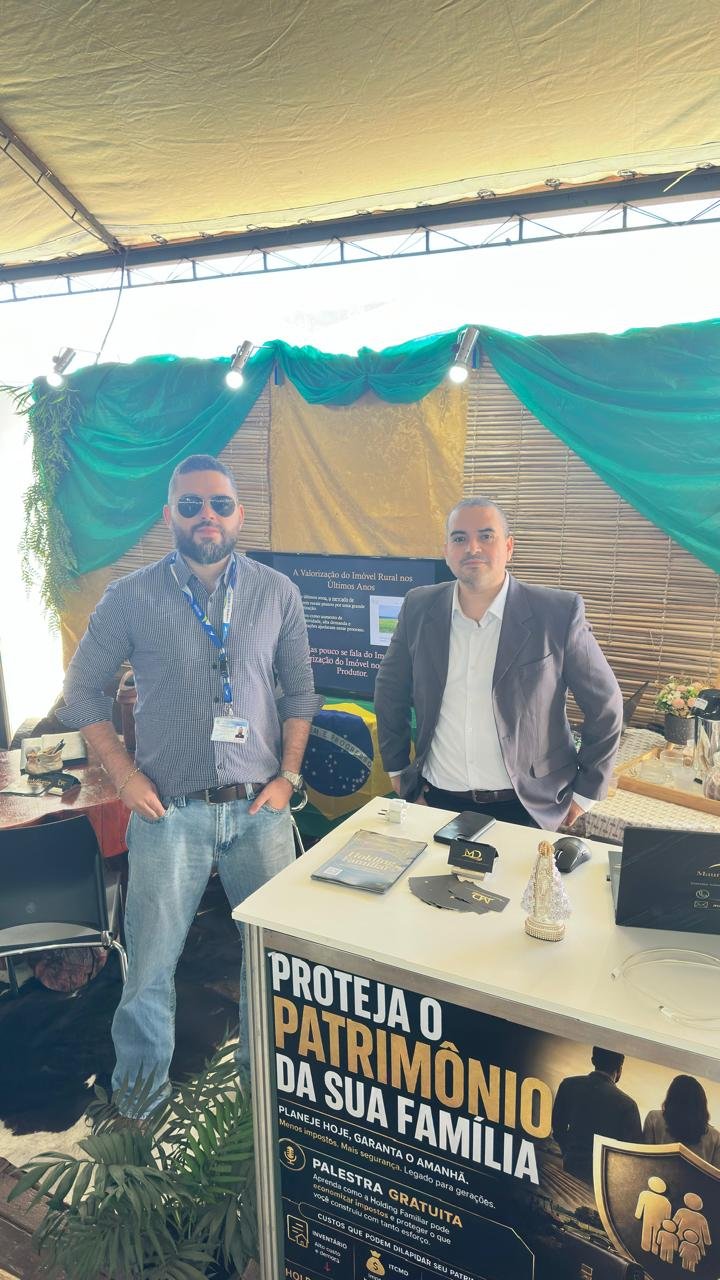 Estande em feira do agronegócio com palestra sobre holding familiar